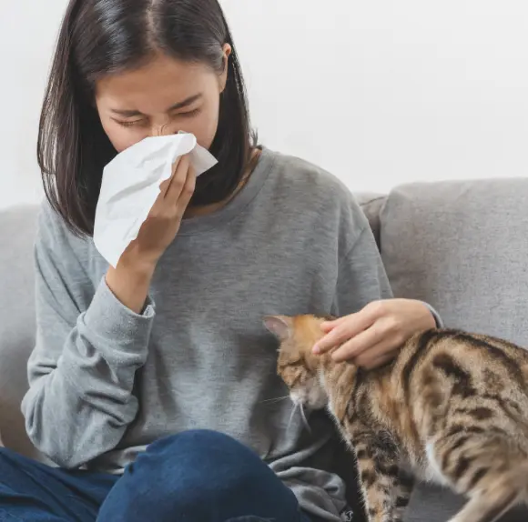 mujer con alergia
